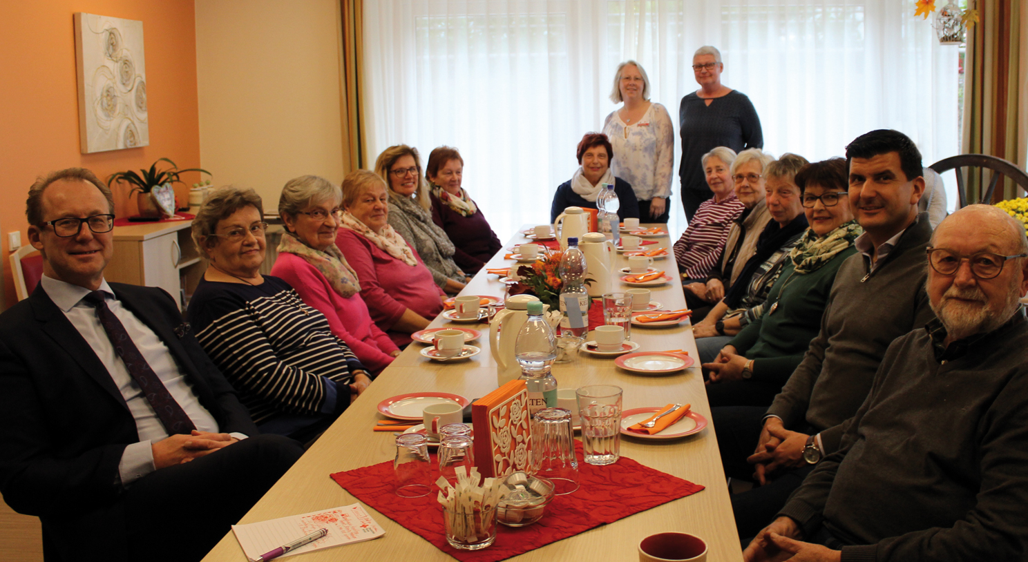 Viele helfen dem Hospiz. 6000 Euro Spende an den Förderverein übergaben die Landfrauen aus Herschberg. Sie organisierten ein Benefizkonzert mit den Mainzer Hofsängern 2019, der Erlös kam je zur Hälfte den Hospizeinrichtungen in Pirmasens und Landstuhl zugute. BU: Michael Nickolaus (DRK Kreisgeschäftsführer), Gertrud Schmitt, Ilse Schneider, Gerlinde Palm, Petra Trauthwein, Inge Michel, Gisela Westrich (Vorsitzende Landfrauen Herschberg), Martina Mack (DRK Einrichtungsleiterin), Petra Stoffel (DRK Hospizmitarbeiterin), Emma Arzt, Helga Gerhardt, Hildegard Westrich, Emmy Kiefer, Daniel Schäffner, MdL ((Stellv. Vorsitzende) und Adolf Geib (Schatzmeister vom Förderverein Stationäres Hospiz Westpfalz e.V.)